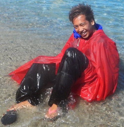 poncho-cape-red-cagoule-blue-mindoro